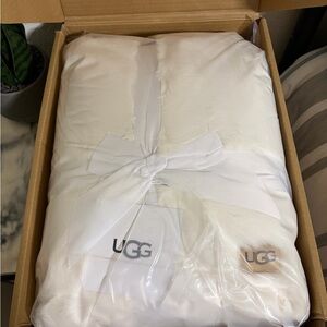 UGG Snow Throw